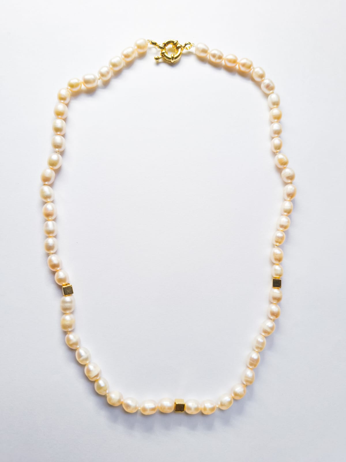 Colar Pérola Natural com Detalhes Dourados (Fecho Banhado a Ouro 18K)